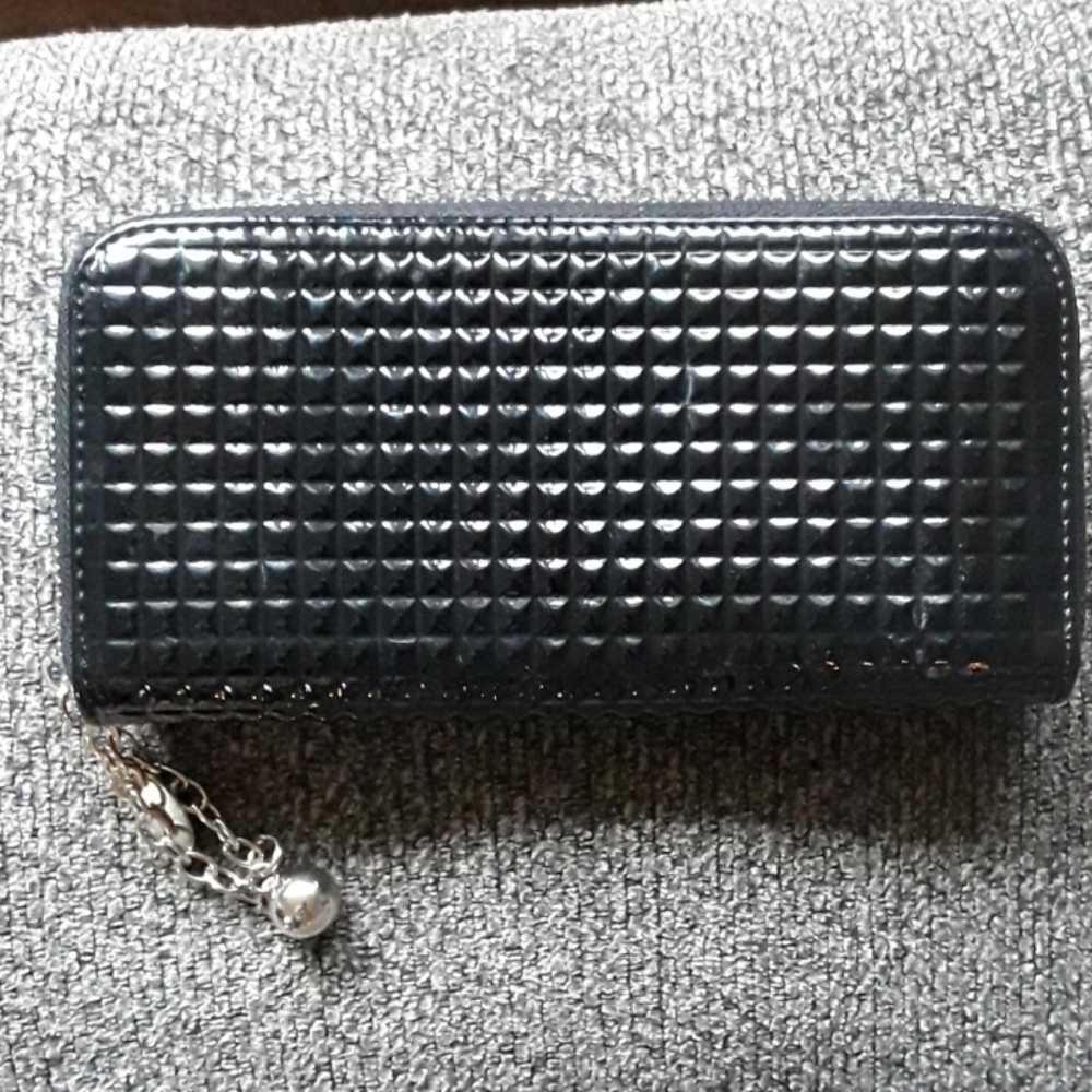 💕NEW-Glossy Blk Textured Wallet n charms